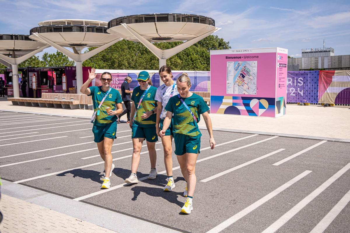 Saint Denis (France), 18/07/2024.- Members of the Australian delegation walk at the Athletes Village of the Paris 2024 Olympic Games in Saint Denis, France, 18 July 2024. The Summer Olympics are scheduled to take place from 26 July to 11 August 2024 in Paris. (Francia) EFE/EPA/CHRISTOPHE PETIT TESSON