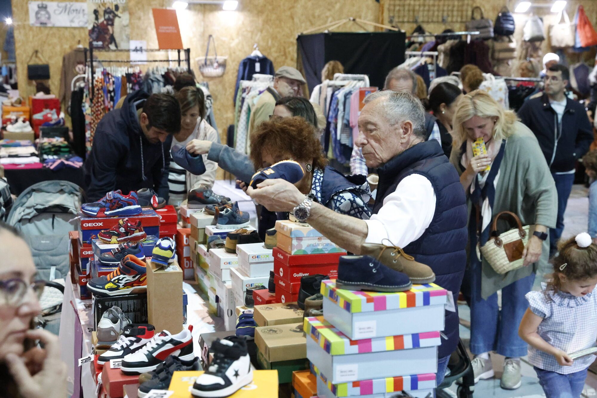 EN IMÁGENES: La Feria de Stocks regresa a Gijón con más expositores que nunca: "Es un gran escaparate para los comercios locales"
