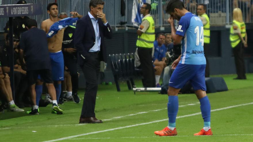 Míchel González, entrenador del Málaga, se echa la mano a la cara tras la expulsión de Recio ante el Leganés, que se marchó muy tocado del campo.