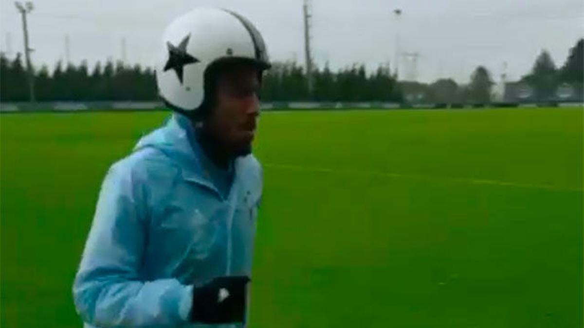 Rafinha entrenó con casco por el vendaval en Vigo