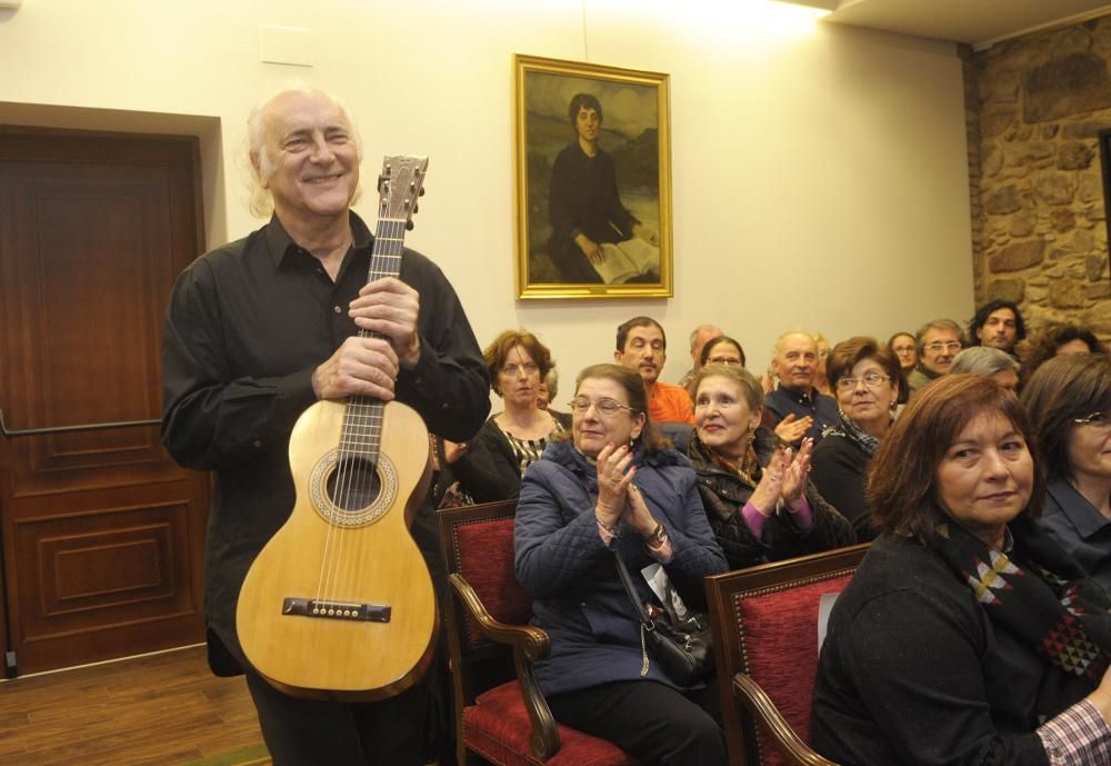 Amancio Prada canta a Rosalía