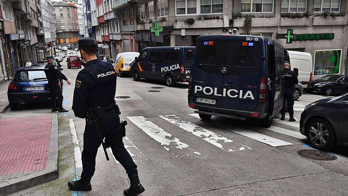 Agentes de la Policía Nacional, en una de las calles de A Coruña. |   // VÍCTOR ECHAVE