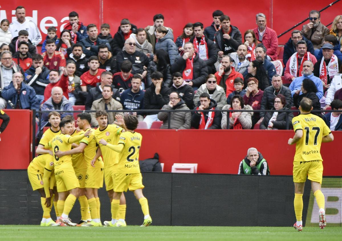 Els jugadors del Girona, celebrant el 0-1 provisional al Ramón Sánchez-Pizjuán.