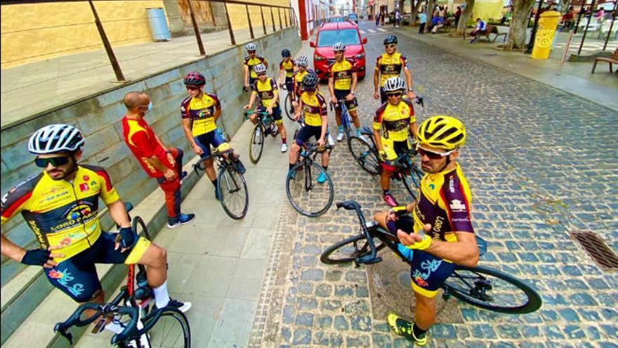 A la izquierda, un entrenamiento del Loro Parque Tenerife Los Silos Natural. A la derecha, un corredor del Bike Boint.