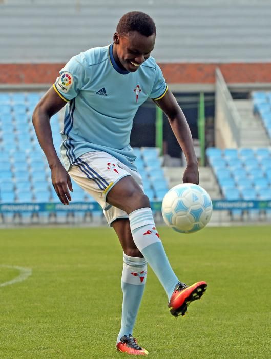 El jugador danés hizo su puesta de largo en Balaídos frente a 300 aficionados: "Elegí al Celta por su buen fútbol", dijo.