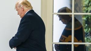 JJL01  Washington  United States   22 10 2018 -  FILE  - US President Donald J  Trump prepares to speak to the media as he departs the White House for a Houston  Texas rally to support Senator Ted Cruz in Washington  DC  USA  22 October 2018  Reissued 29 March 2019   On 29 March 2019  US President Donald J  Trump said that he is likely to shut down the US southern border with Mexico  including all trade  next week unless an immediat action against illegal immigration was taken by the Mexican authorities   Estados Unidos  EFE EPA JIM LO SCALZO     Local Caption     54719939