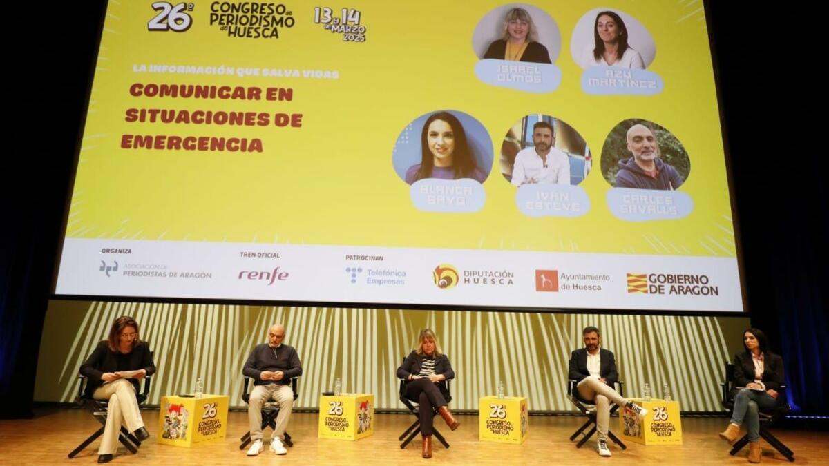 Los periodistas Julián Quirós y Javier Visiers, este viernes en Huesca.
