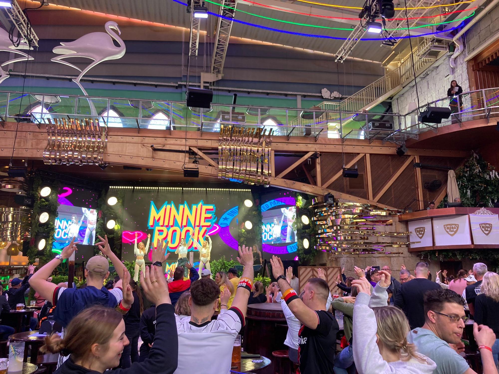 Den musikalischen Auftakt im Megapark machte in diesem Jahr die Sängerin Minnie Rock.