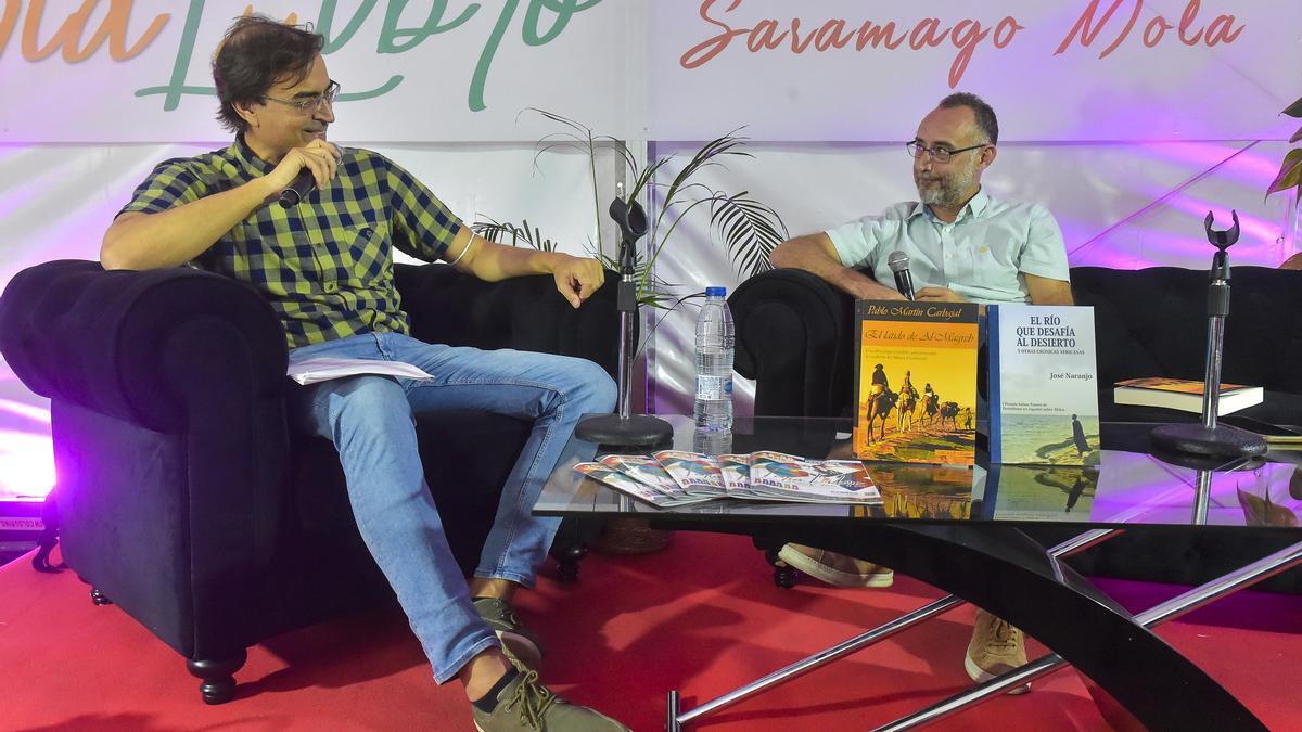 El periodista José Naranjo con Pablo Martín Carbajal, esta mañana, en la Feria del Libro de Las Palmas de Gran Canaria.