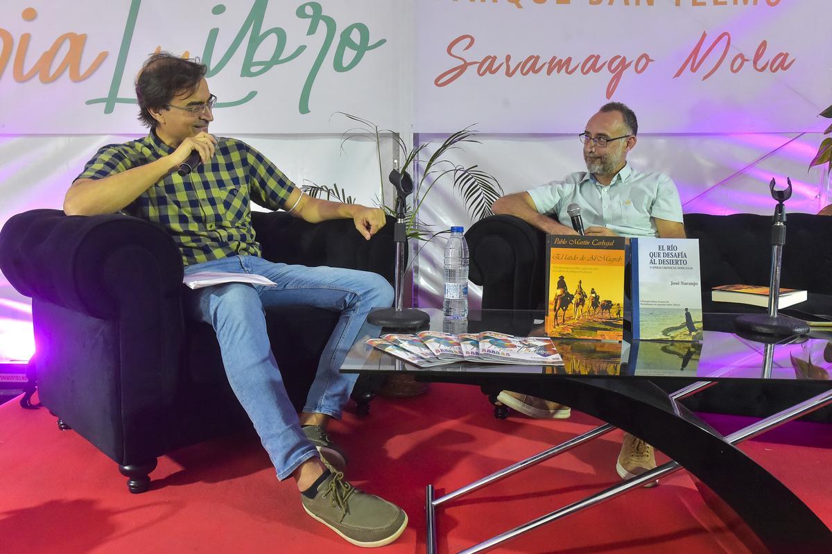 El periodista José Naranjo con Pablo Martín Carbajal, esta mañana, en la Feria del Libro de Las Palmas de Gran Canaria.