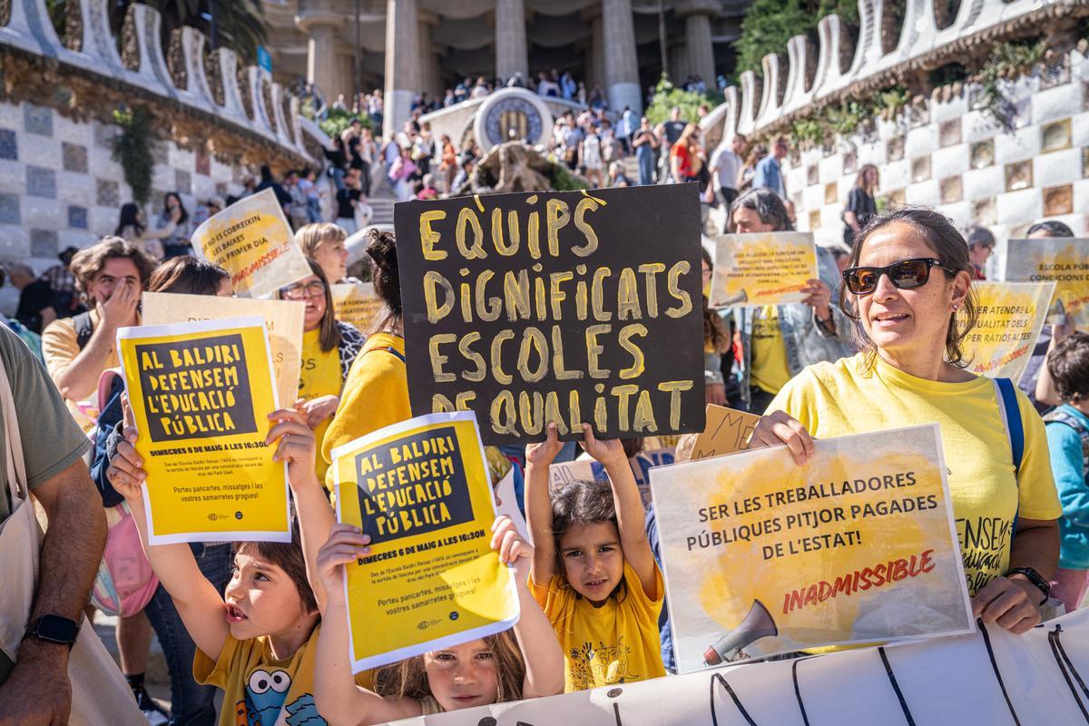 Familias de la escuela Escola Baldiri Reixac se concentrarán ante el dragón del Park Güell junto a alumnos y profesores en una acción conjunta para apoyar las movilizaciones de este mes.