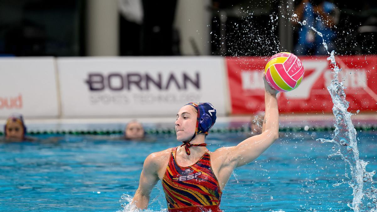 La españaola Ariadna Ruiz lanza el balón durante el séptimo partido de semifinales de la Copa Mundial Femenina de Waterpolo.