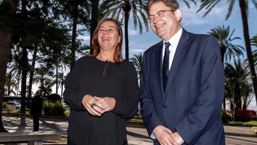 La presidenta de Baleares, Francina Armengol, y el de la Generalitat Valenciana, Ximo Puig, durante la reunión que ambos han mantenido hoy en Palma de Mallorca