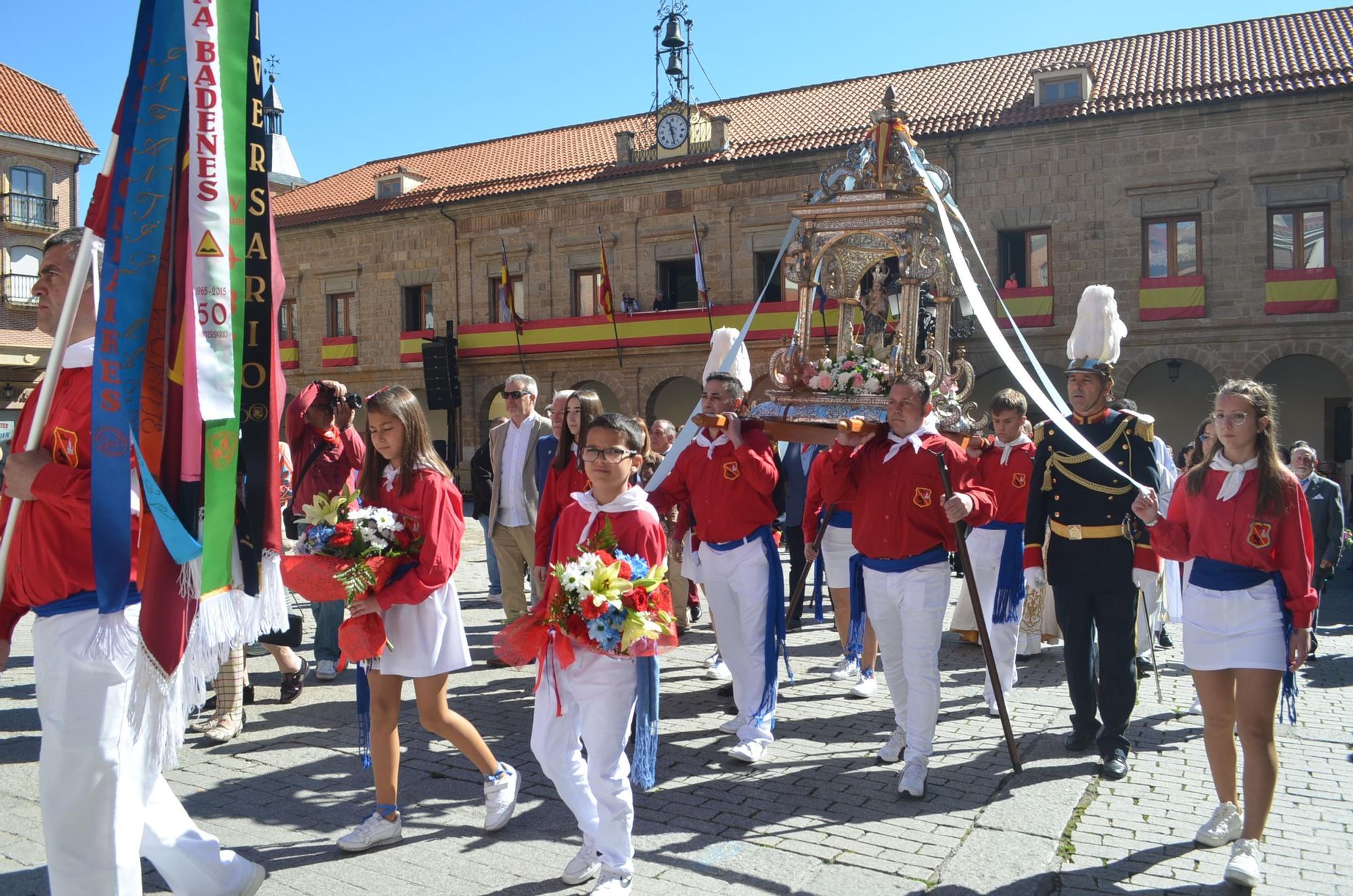 Fiestas de la Veguilla en Benavente: La patrona procesiona blindada por las doce peñas oficiales