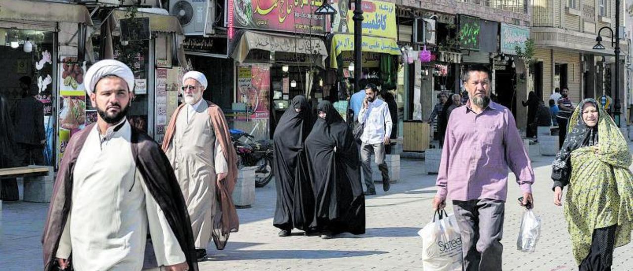 Dos mujeres caminan por una céntrica
 calle de Isfahán.  marc porta