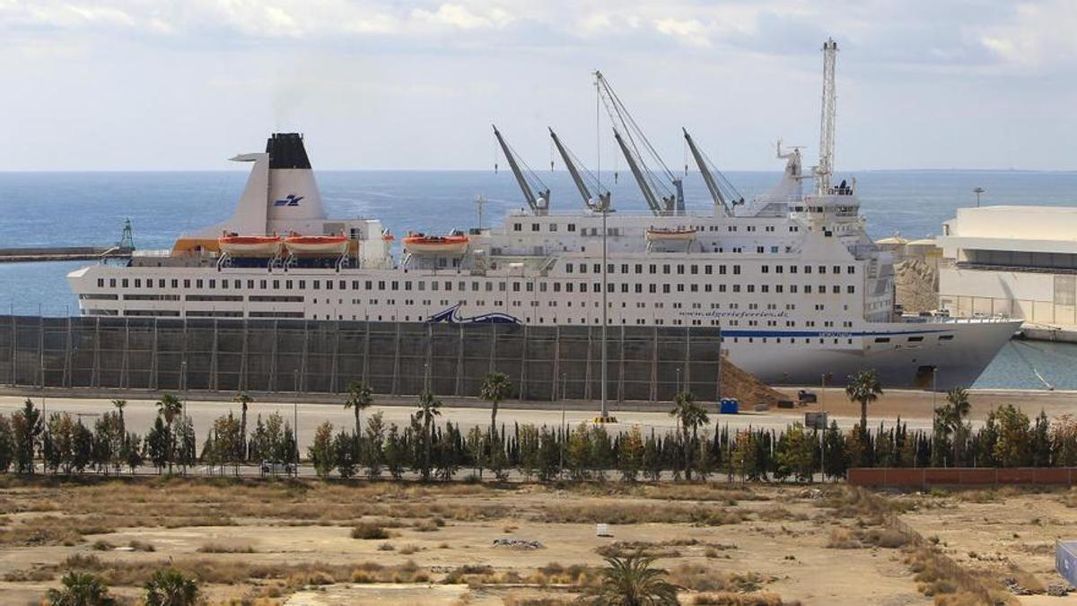 El barco 'Piolín', ahora ferry a Argelia, inmovilizado en Alicante por problemas técnicos.