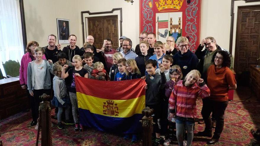 Los familiares del brigadista en su visita al Ayuntamiento.