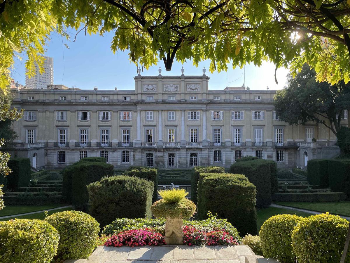 Tras la fachada del Palacio de Liria se extiende un jardín histórico
