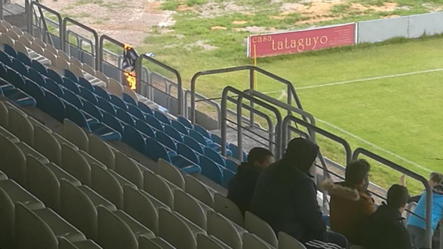 La camiseta quemada por un seguidor del Real Avilés en el estadio Suárez Puerta.