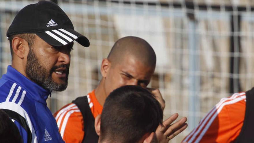 El entrenador del Valencia, rodeado por sus jugadores