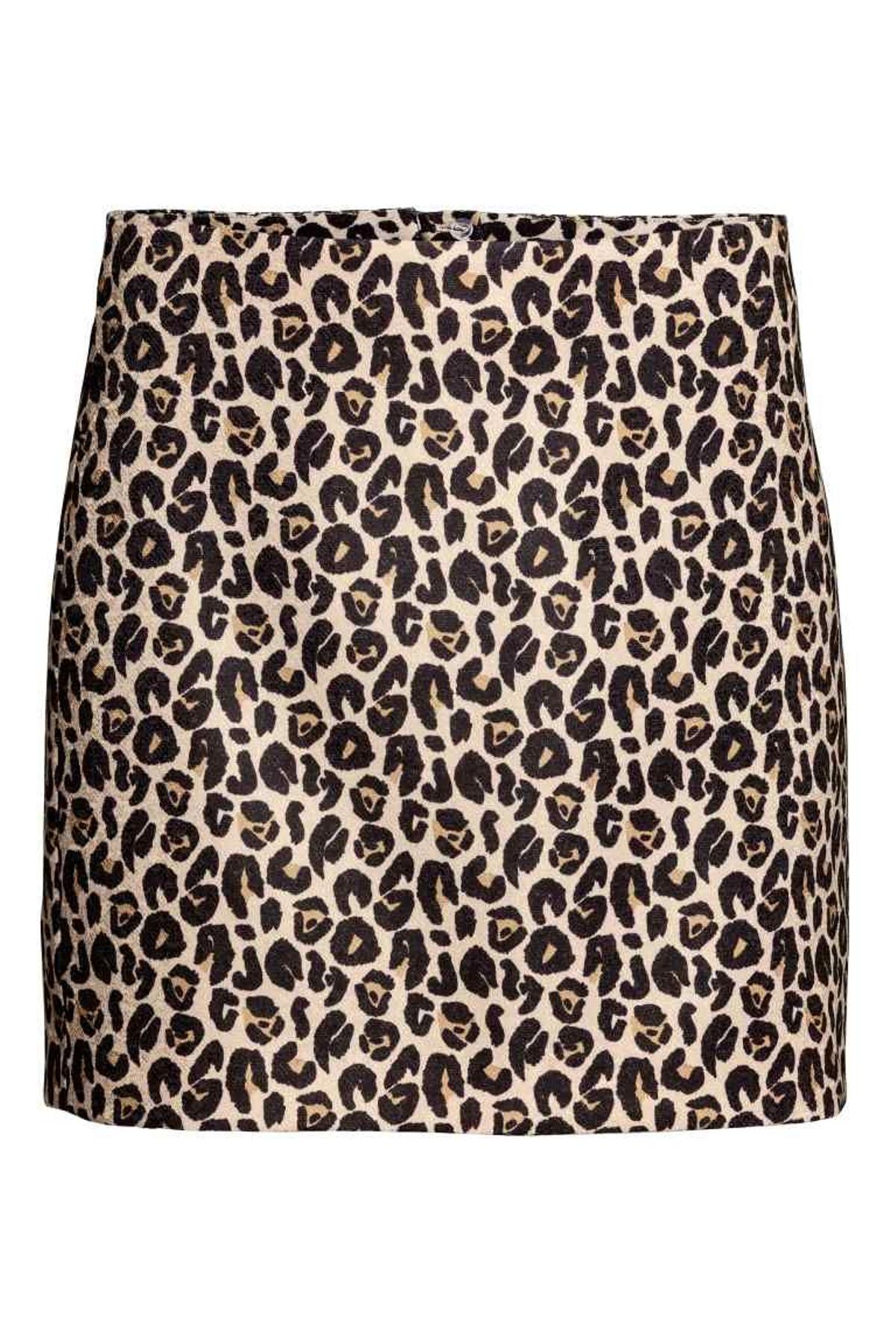 Prendas de leopardo para lucir en primavera: falda recta