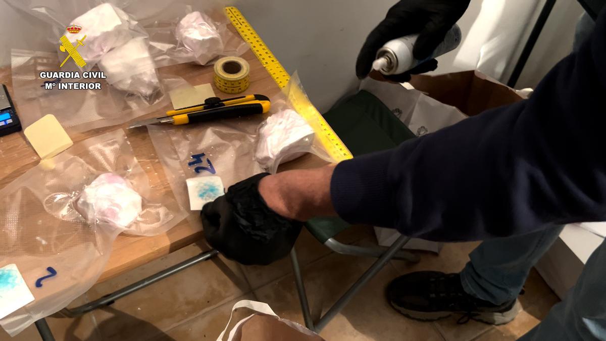 Agentes comprueban el material intervenido.