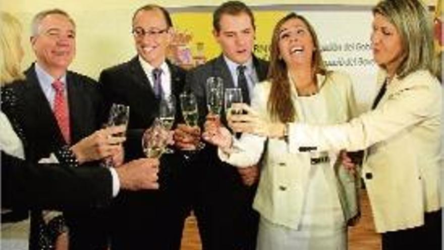 PSC, PPC i C&#039;s celebren la Constitució
Els líders del PSC, PPC i Ciutadans van reivindicar la Constitució durant un acte de commemoració a Barcelona del 35 aniversari d&#039;una Carta Magna que, per a la delegada del Govern a Catalunya, Llanos de Luna, és la &quot;màxima garantia de llibertat real&quot; davant &quot;cortines de fum&quot;. Durant el seu discurs en un acte a la Delegació del Govern a Catalunya, Llanos de Luna va defensar  que el principal repte actual és la &quot;recuperació econòmica&quot;.