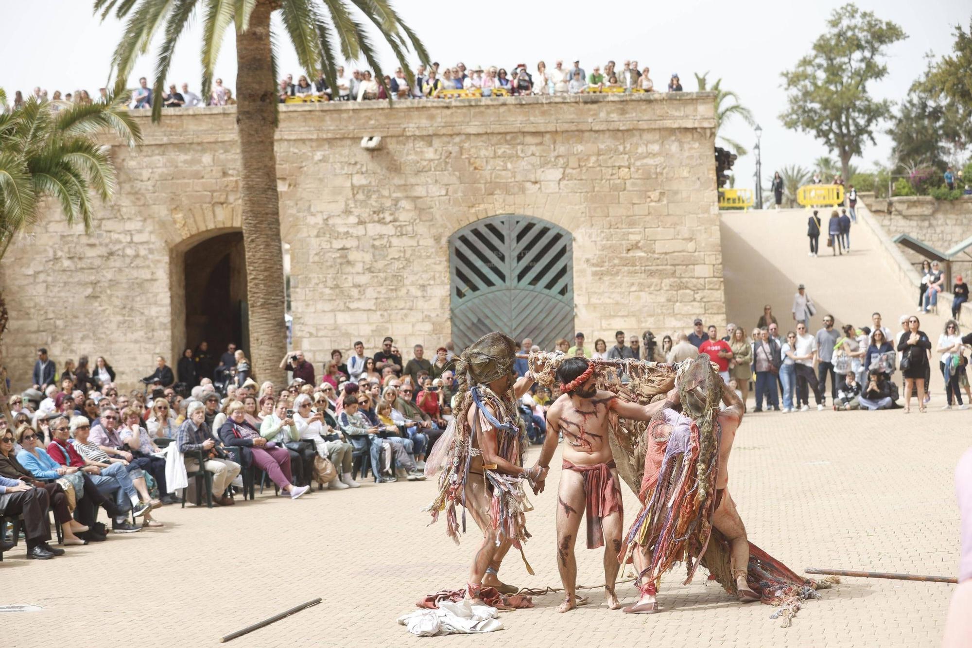 Representación del Via Crucis fente a la Catedral de Mallorca