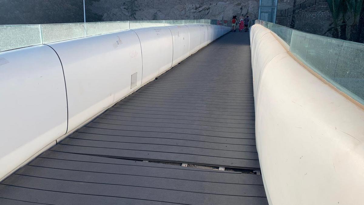 La pasarela de Alicante donde el detenido arrancó una tabla de madera para amenazar a las personas.