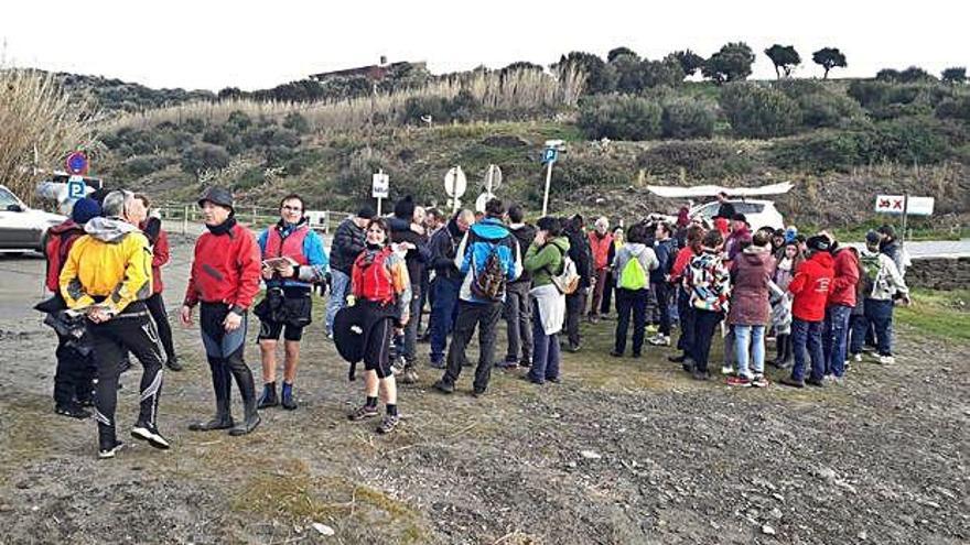 Una setantena de voluntaris netegen prop de deu quilòmetres de costa del cap de Creus