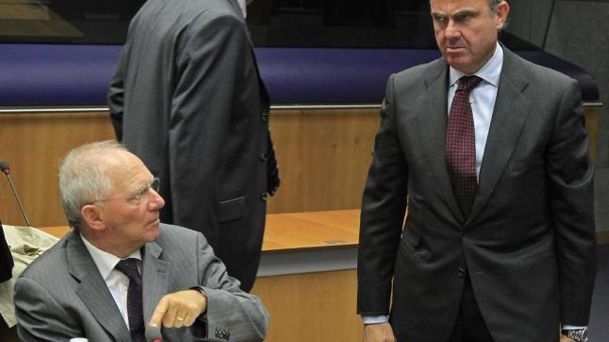 Wolfgang Schäuble y Luis de Guindos, ayer, en Luxemburgo, antes del encuentro del Eurogrupo.