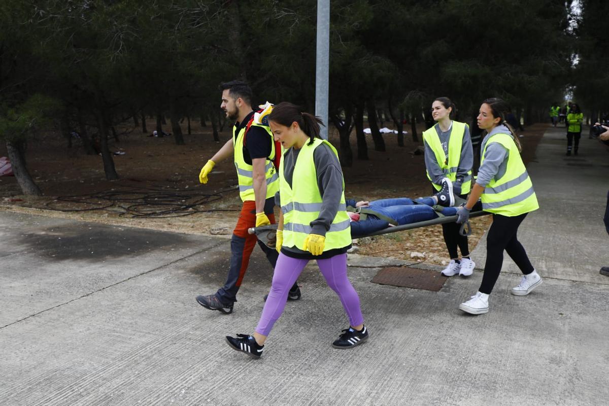 Más de 100 personas participan en un simulacro de ataque terrorista en la Universidad San Jorge