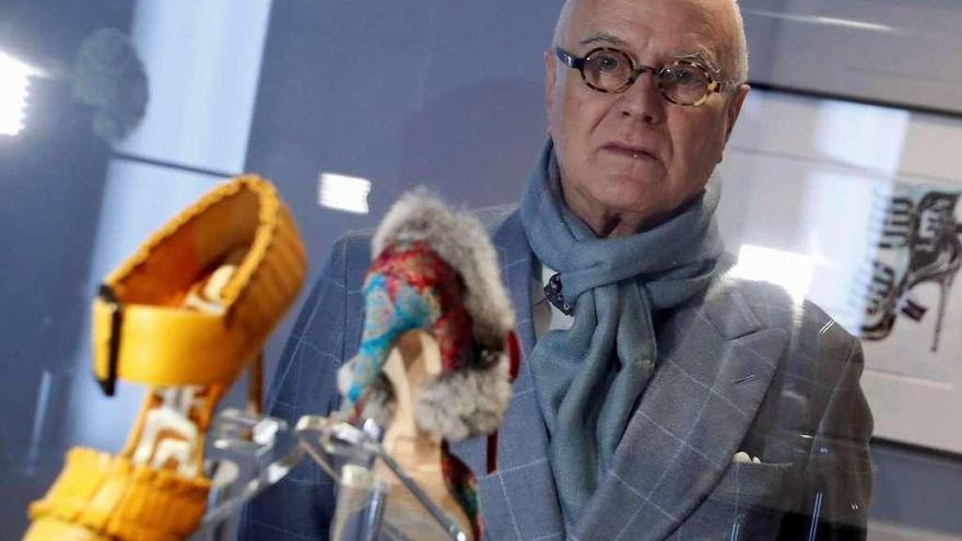 El diseñador Manolo Blahnik con varios de los zapatos de la exposición.