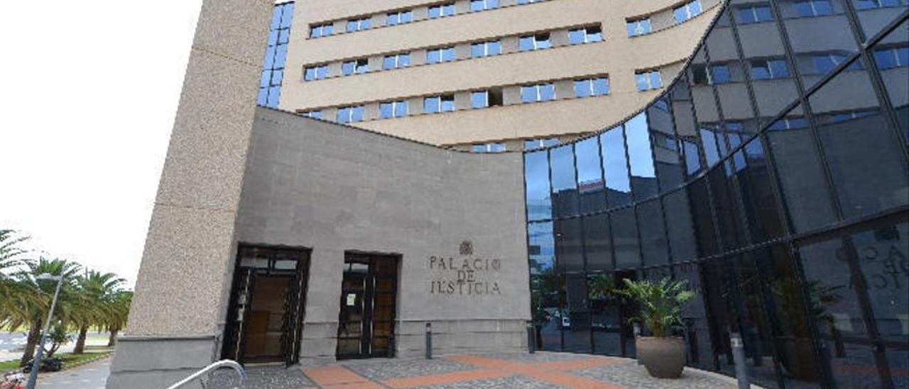 Exterior del Palacio de Justicia de Santa Cruz de Tenerife.