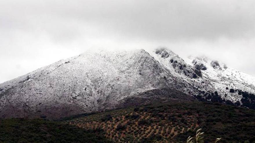 La nieve hace su aparición en la Subbética cordobesa