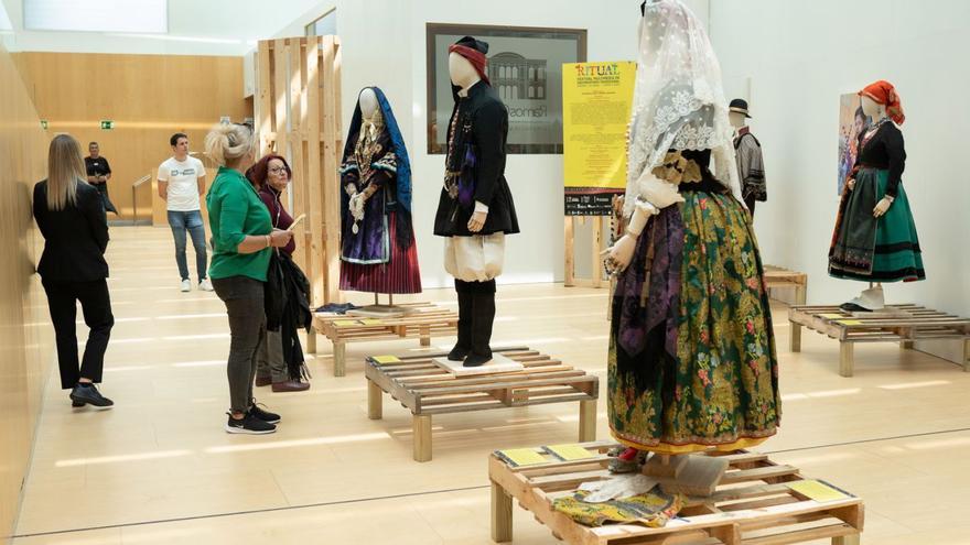 Público contempla los tres trajes procedentes de Pirri, Cerdeña, y tras ellos los trajes de Llamas de la Ribera. | Emilio Fraile