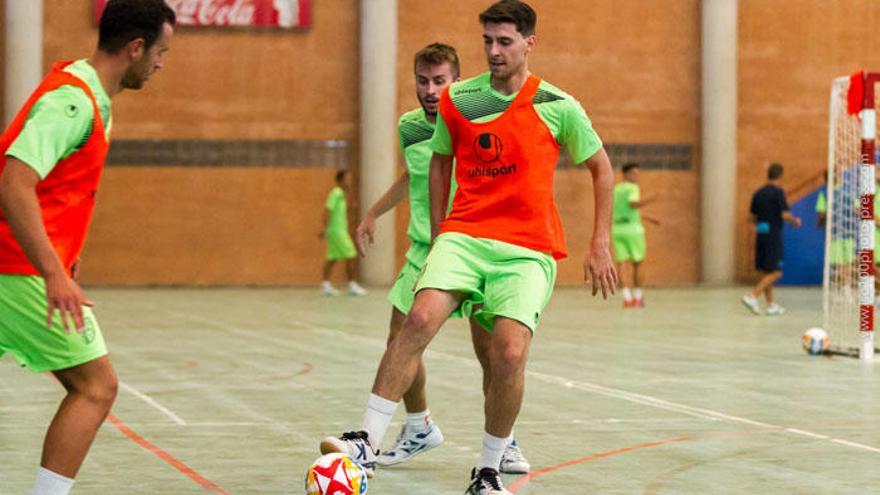 Varios jugadores del UMA Antequera, en un entrenamiento.