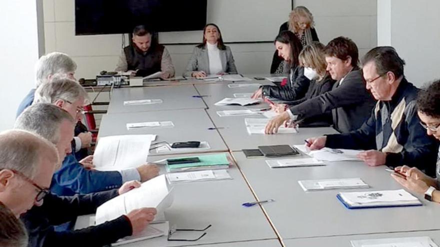 Reunión de ayer de los participantes en la mesa de control del juego.