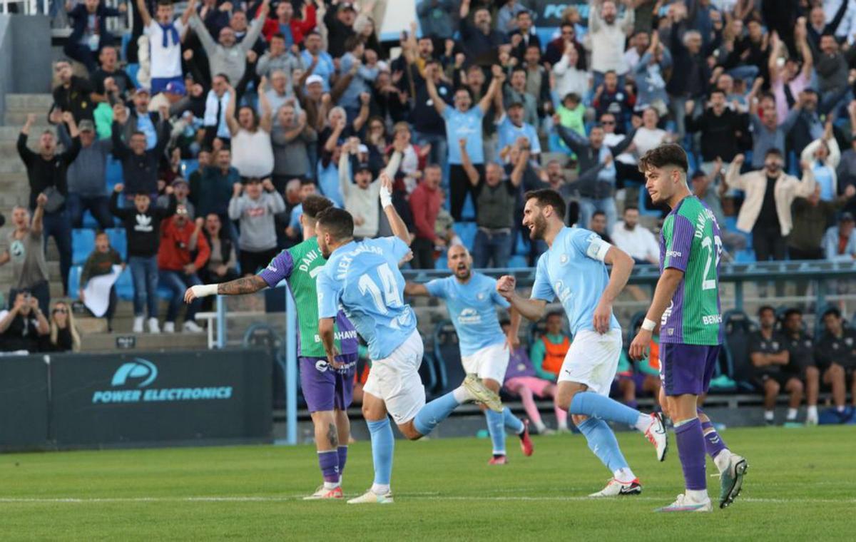 Álex Gallar celebra el gol que supuso el 1-0. | V.MARÍ