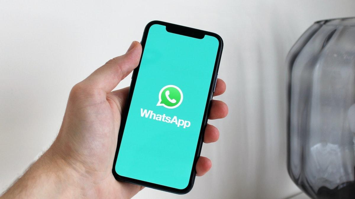Un teléfono con la aplicación de Whatsapp