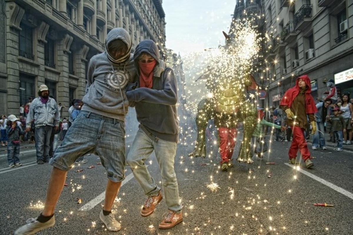 Una parella es protegeix del foc.