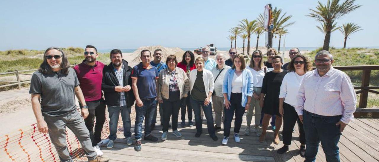 Dirigentes comarcales de Compromís, con Papi Robles, ayer en Gandia.