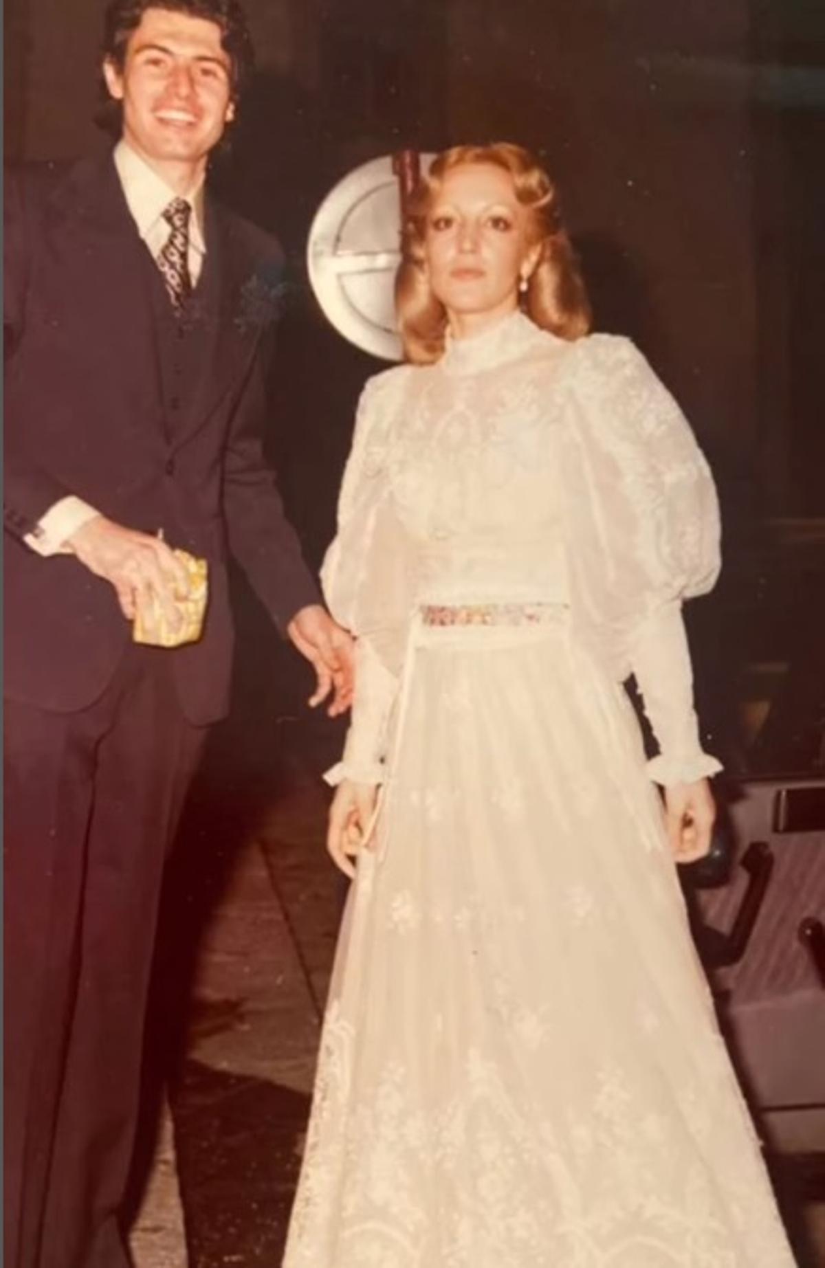 Carmen Lomana y su marido, Guillermo Capdevila, el día de su boda en Llanes.