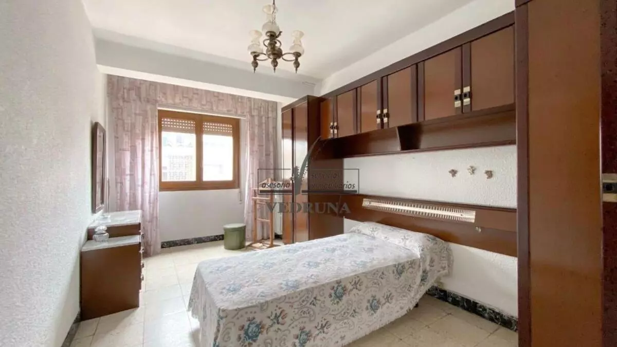 Gran oportunidad para familias en Zaragoza: se vende piso de cuatro habitaciones con terraza en el centro por 210.000 euros