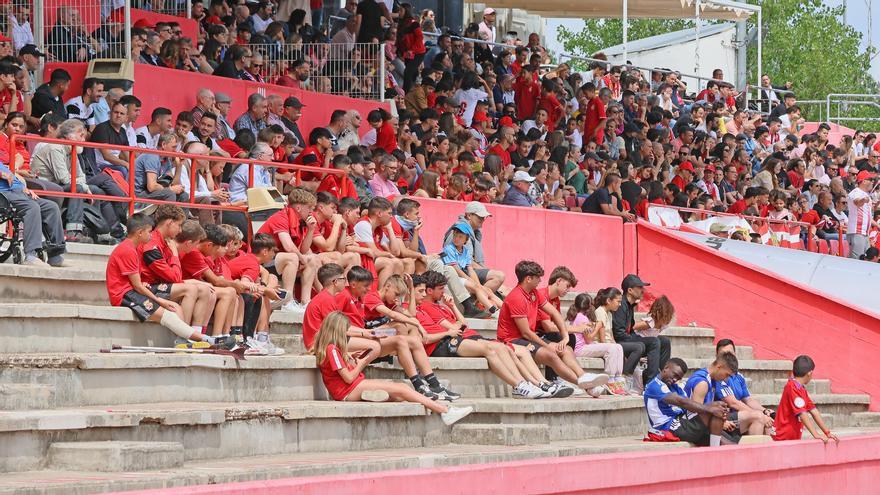 Estat d'una part de la graderia del Nou Estadi del Congost, amb despreniments a les graderies