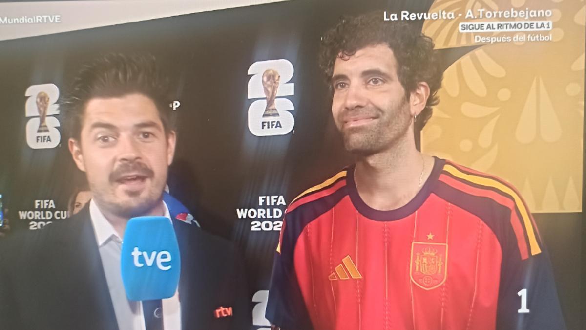 El actor compostelano Tamar Novas durante su entrevista en TVE en los minutos previos al partido en Los Angeles entre España y Bélgica.