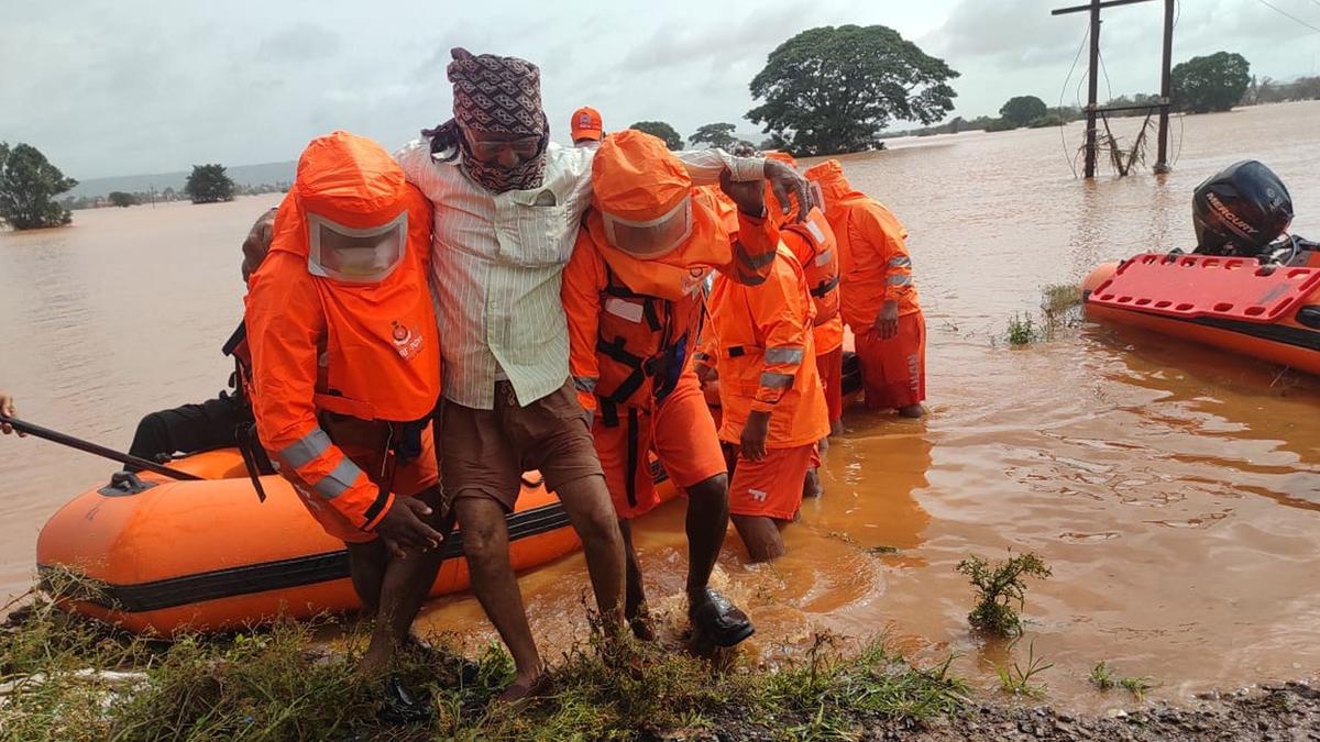 Equipos de rescate tratan de auxiliar a los afectados por las lluvias en Maharashtra, la India