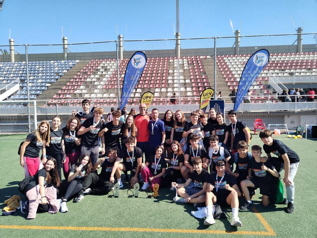 Los equipos de la SES la Pobla del Duc con los trofeos y medallas conseguidos en el CACEO 2026.