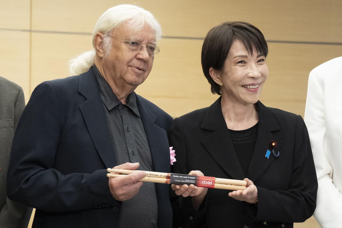 La primera ministra de Japón, Sanae Takaichi (derecha), posa con Ian Paice, miembro de la banda de rock británica Deep Purple, durante su encuentro en la Oficina de la Primera Ministra en Tokio, Japón, el 10 de abril de 2026. La banda de rock británica está de gira por Japón desde el 10 de abril de 2026, con presentaciones en varias ciudades del país. (Japón, Tokio) EFE/EPA/YUICHI YAMAZAKI / POOL