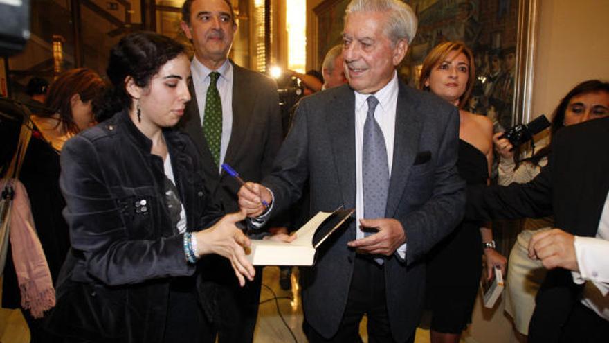 Mario Vargas Llosa (i) firmó autógrafos y entregó un diploma al mexicano Ignacio Gómez –primer ganador latinoamericano del premio que lleva el nombre del Nobel– ante un auditorio abarrotado en el que se mezclaron varias generaciones de amantes de la literatura